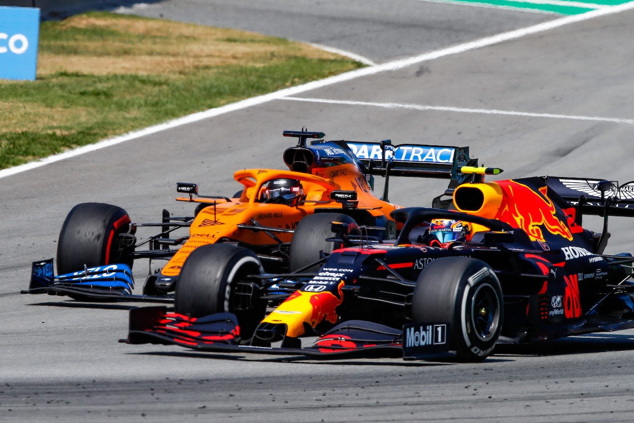 GP SPAGNA, Alexander Albon (THA) Red Bull Racing RB16 e Carlos Sainz Jr (ESP) McLaren MCL35 battle for position.
16.08.2020. Formula 1 World Championship, Rd 6, Spanish Grand Prix, Barcelona, Spain, Gara Day.
- www.xpbimages.com, EMail: requests@xpbimages.com - copy of publication required for printed pictures. Every used picture is fee-liable. © Copyright: FIA Pool Image for Editorial Use Only