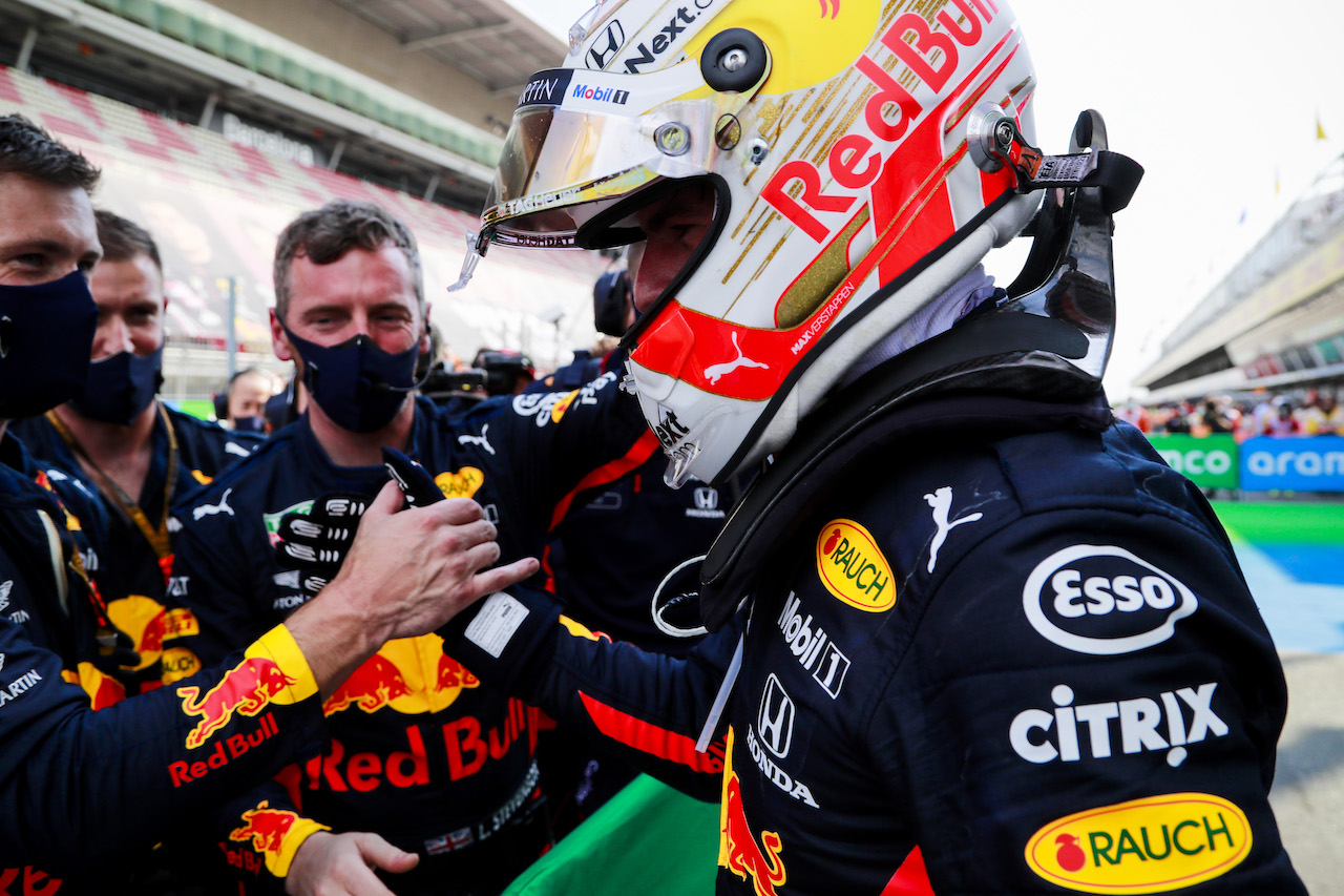 GP SPAGNA, Max Verstappen (NLD) Red Bull Racing celebrates his second position in parc ferme with the team.
16.08.2020. Formula 1 World Championship, Rd 6, Spanish Grand Prix, Barcelona, Spain, Gara Day.
- www.xpbimages.com, EMail: requests@xpbimages.com - copy of publication required for printed pictures. Every used picture is fee-liable. © Copyright: FIA Pool Image for Editorial Use Only