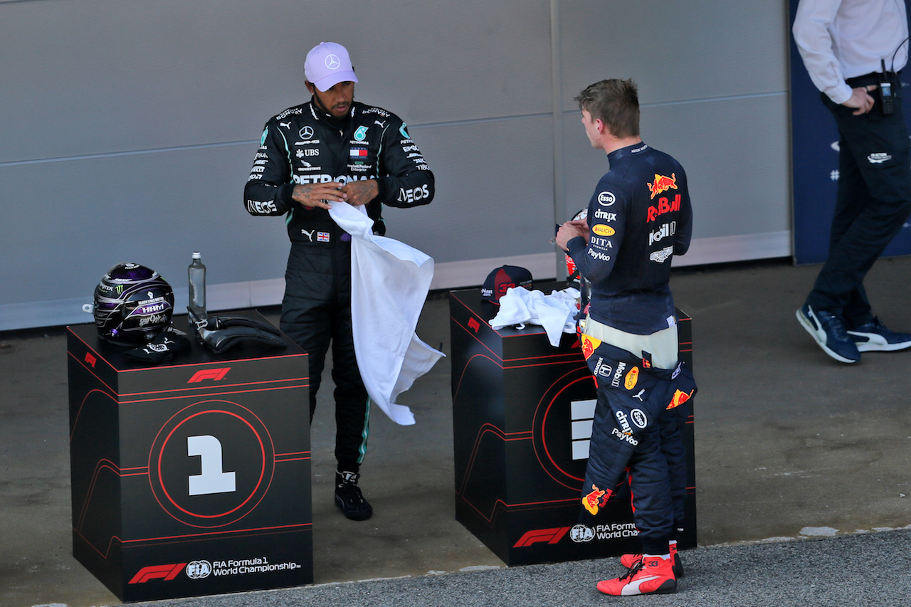 GP SPAGNA, (L to R): Lewis Hamilton (GBR) Mercedes AMG F1 with Max Verstappen (NLD) Red Bull Racing in qualifying parc ferme.
15.08.2020. Formula 1 World Championship, Rd 6, Spanish Grand Prix, Barcelona, Spain, Qualifiche Day.
- www.xpbimages.com, EMail: requests@xpbimages.com © Copyright: Filipe / XPB Images