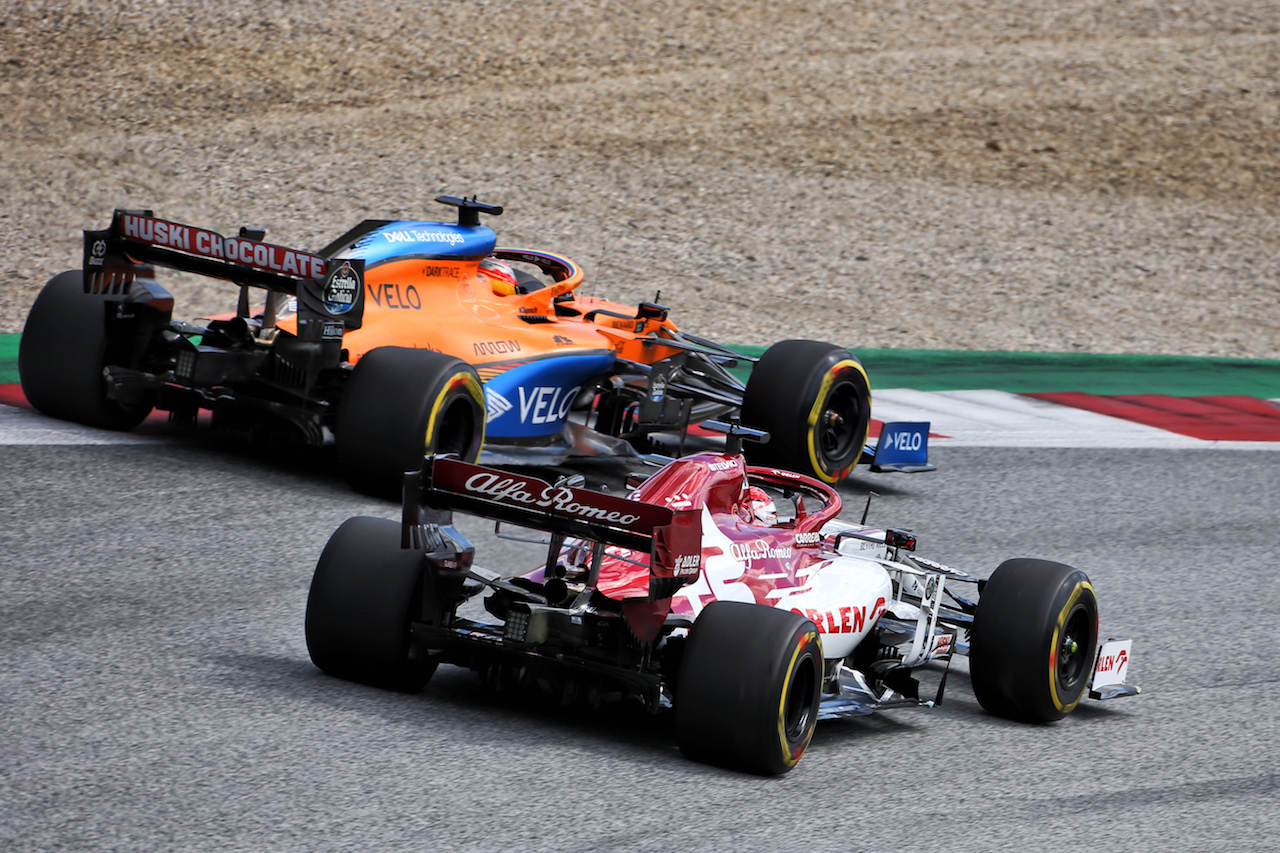 GP STIRIA, Carlos Sainz Jr (ESP) McLaren MCL35 e Kimi Raikkonen (FIN) Alfa Romeo Racing C39.
12.07.2020. Formula 1 World Championship, Rd 2, Steiermark Grand Prix, Spielberg, Austria, Gara Day.
- www.xpbimages.com, EMail: requests@xpbimages.com © Copyright: Charniaux / XPB Images