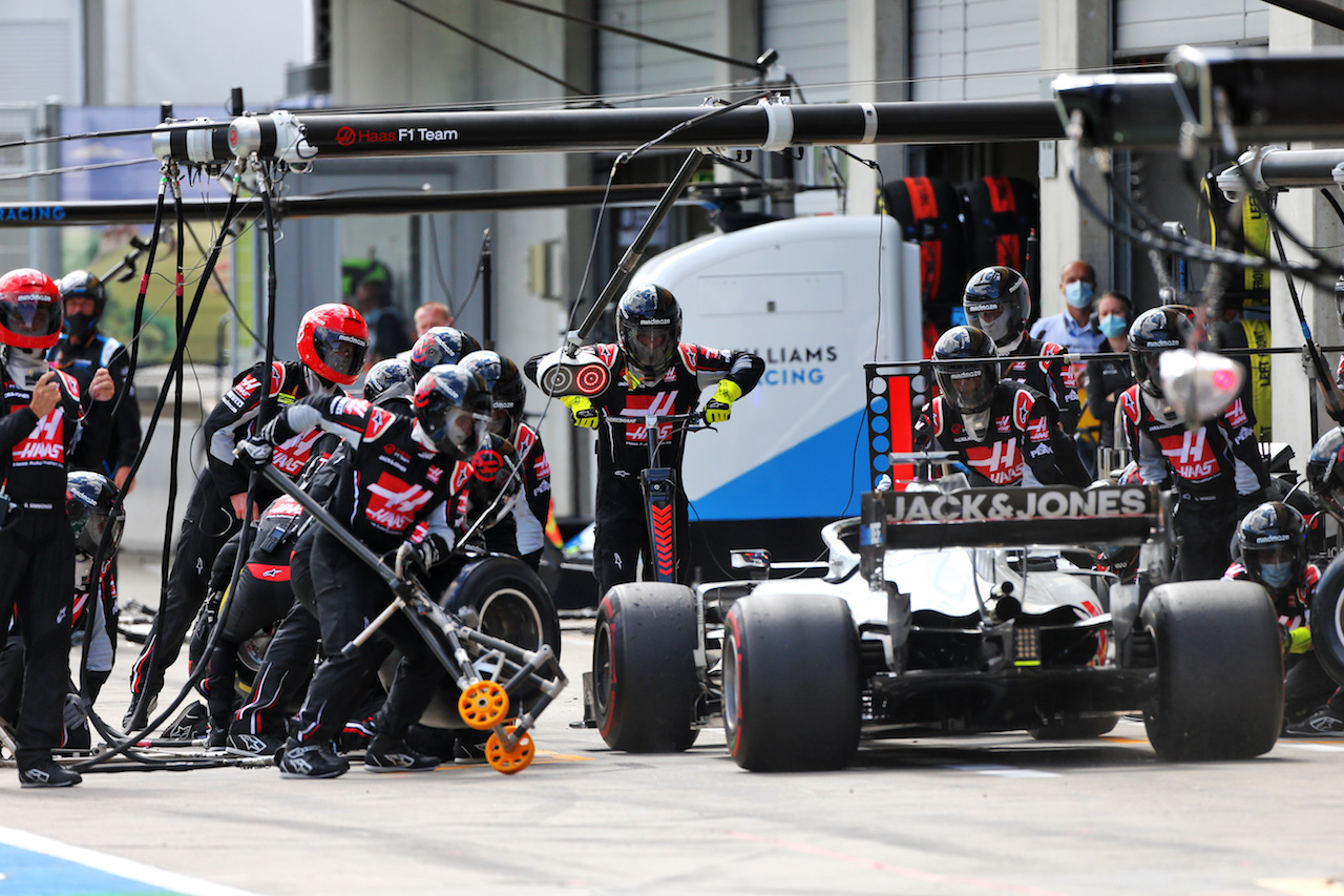 GP STIRIA, Romain Grosjean (FRA) Haas F1 Team VF-20 makes a pit stop.
12.07.2020. Formula 1 World Championship, Rd 2, Steiermark Grand Prix, Spielberg, Austria, Gara Day.
- www.xpbimages.com, EMail: requests@xpbimages.com © Copyright: Moy / XPB Images