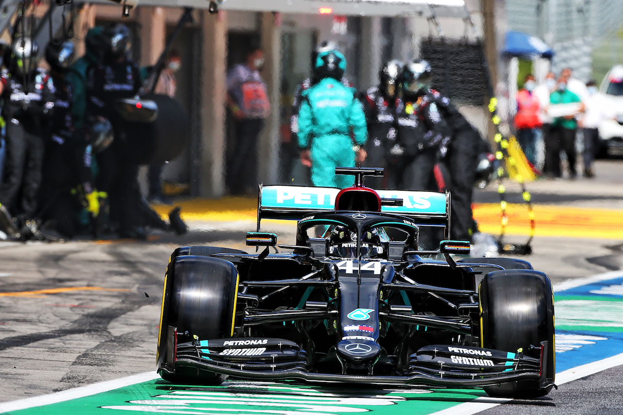 GP STIRIA, Lewis Hamilton (GBR) Mercedes AMG F1 W11 makes a pit stop.
12.07.2020. Formula 1 World Championship, Rd 2, Steiermark Grand Prix, Spielberg, Austria, Gara Day.
- www.xpbimages.com, EMail: requests@xpbimages.com © Copyright: Moy / XPB Images