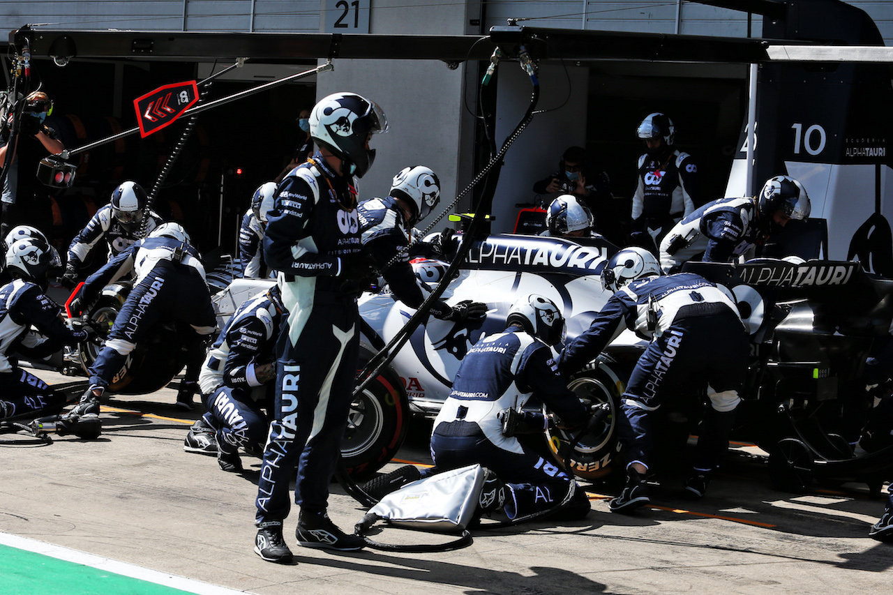 GP STIRIA, Pierre Gasly (FRA) AlphaTauri AT01 makes a pit stop.
12.07.2020. Formula 1 World Championship, Rd 2, Steiermark Grand Prix, Spielberg, Austria, Gara Day.
- www.xpbimages.com, EMail: requests@xpbimages.com © Copyright: Moy / XPB Images