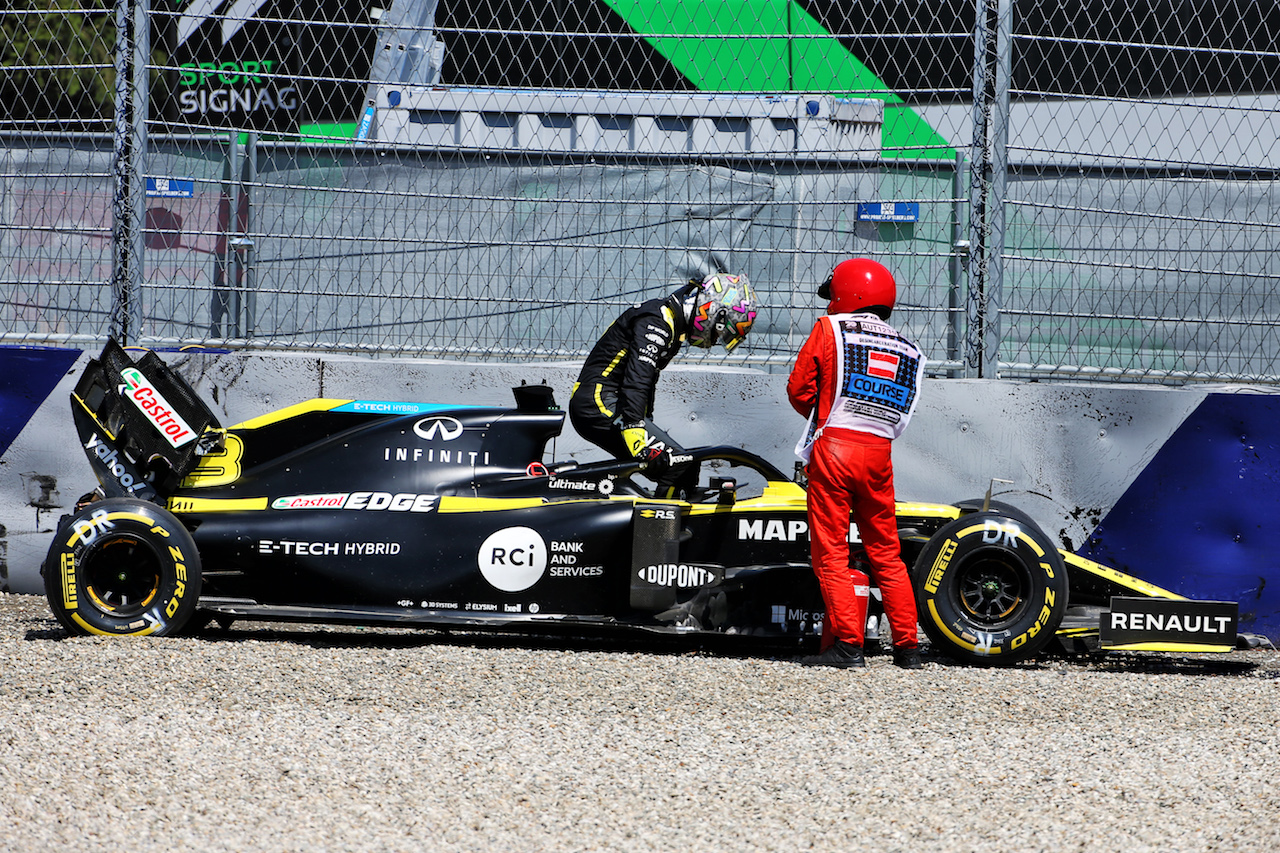 GP STIRIA, Daniel Ricciardo (AUS) Renault F1 Team RS20 crashed in the second practice session.
10.07.2020. Formula 1 World Championship, Rd 2, Steiermark Grand Prix, Spielberg, Austria, Practice Day.
- www.xpbimages.com, EMail: requests@xpbimages.com © Copyright: Charniaux / XPB Images