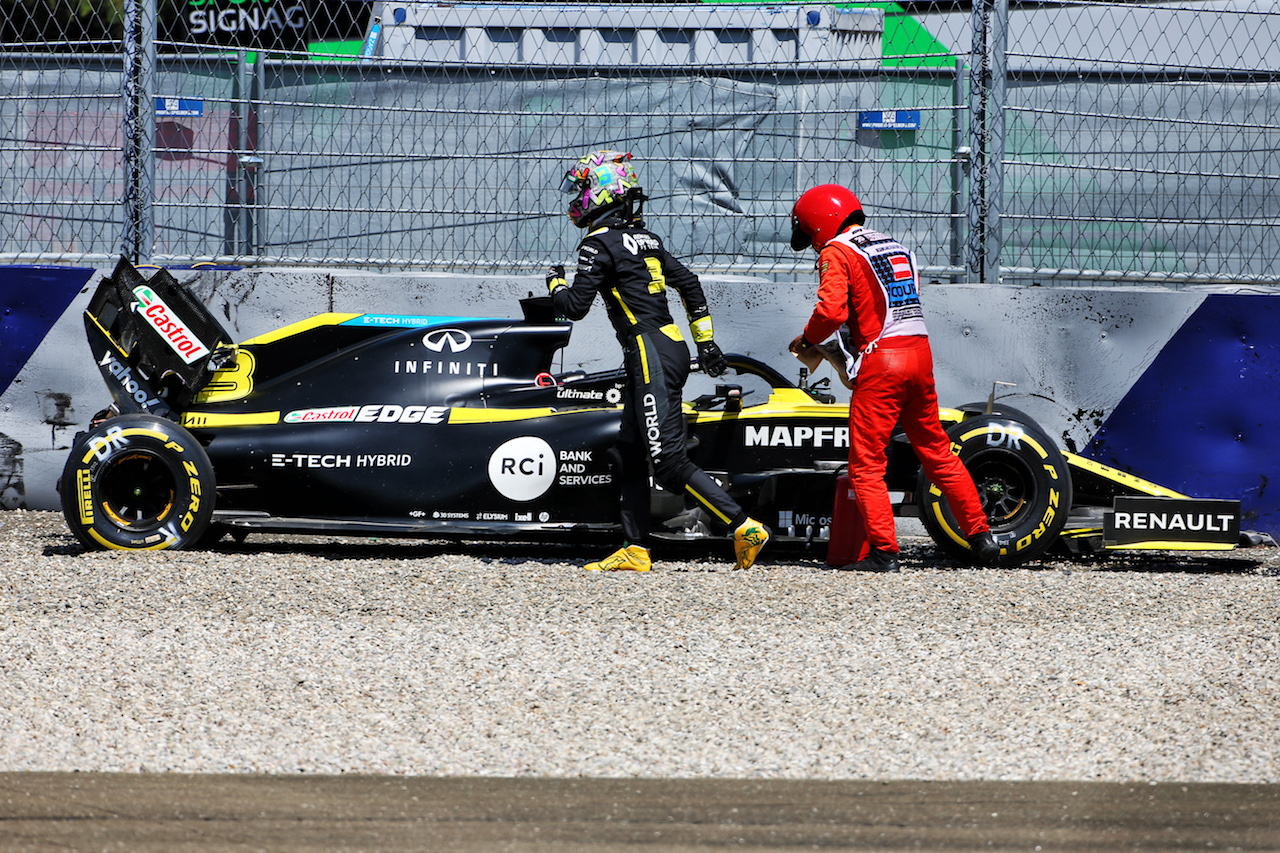 GP STIRIA, Daniel Ricciardo (AUS) Renault F1 Team RS20 crashed in the second practice session.
10.07.2020. Formula 1 World Championship, Rd 2, Steiermark Grand Prix, Spielberg, Austria, Practice Day.
- www.xpbimages.com, EMail: requests@xpbimages.com © Copyright: Charniaux / XPB Images