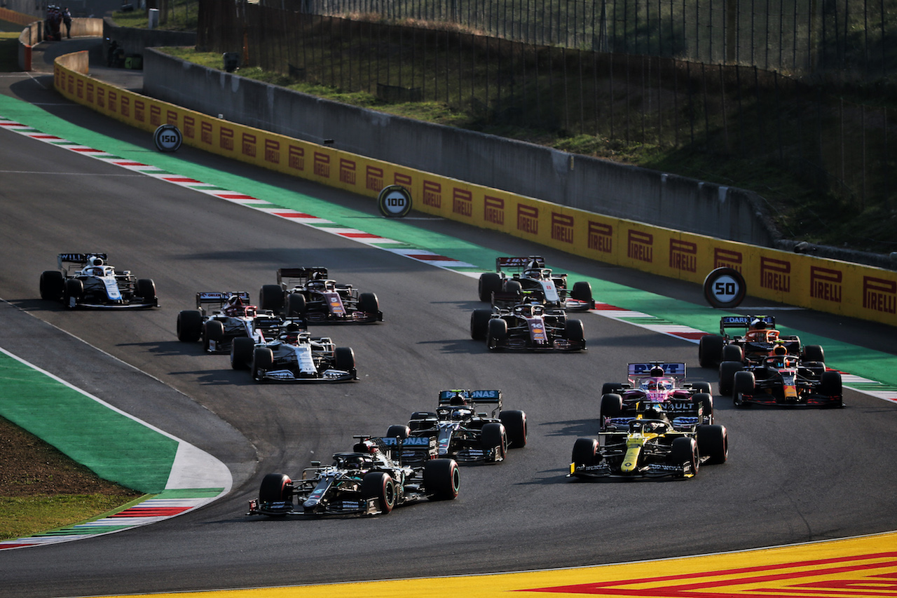 GP TOSCANA FERRARI 1000, Lewis Hamilton (GBR) Mercedes AMG F1 W11 davanti a Daniel Ricciardo (AUS) Renault F1 Team RS20 at the repartenza of the race.
13.09.2020. Formula 1 World Championship, Rd 9, Tuscan Grand Prix, Mugello, Italy, Gara Day.
- www.xpbimages.com, EMail: requests@xpbimages.com © Copyright: Batchelor / XPB Images