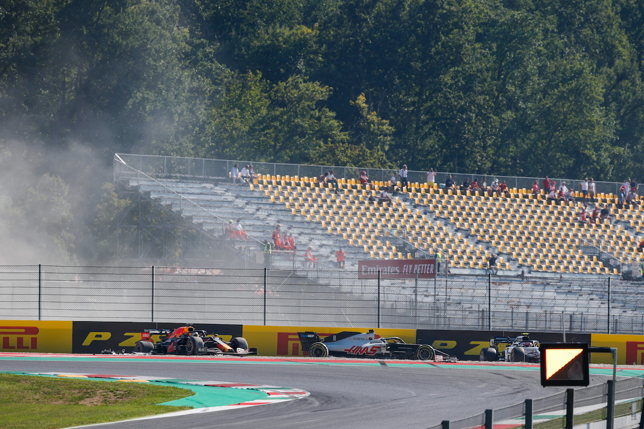 GP TOSCANA FERRARI 1000, Max Verstappen (NLD) Red Bull Racing RB16 crashed out of the race with Romain Grosjean (FRA) Haas F1 Team VF-20 e Pierre Gasly (FRA) AlphaTauri AT01.
13.09.2020. Formula 1 World Championship, Rd 9, Tuscan Grand Prix, Mugello, Italy, Gara Day.
- www.xpbimages.com, EMail: requests@xpbimages.com © Copyright: FIA Pool Image for Editorial Use Only