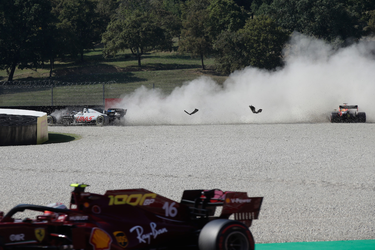 GP TOSCANA FERRARI 1000, Max Verstappen (NLD) Red Bull Racing RB16 crashes out of the race with Romain Grosjean (FRA) Haas F1 Team VF-20.
13.09.2020. Formula 1 World Championship, Rd 9, Tuscan Grand Prix, Mugello, Italy, Gara Day.
- www.xpbimages.com, EMail: requests@xpbimages.com © Copyright: FIA Pool Image for Editorial Use Only