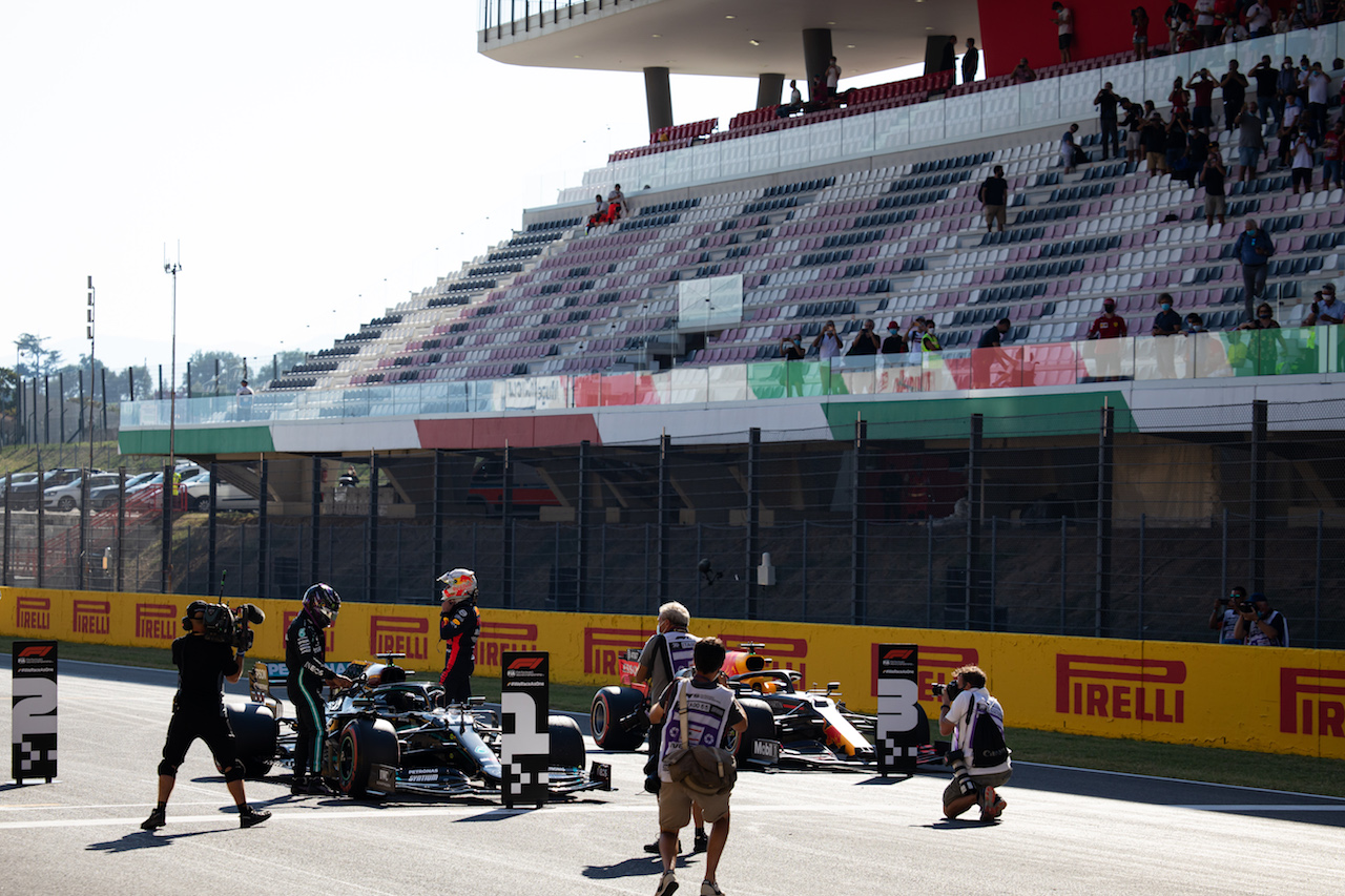 GP TOSCANA FERRARI 1000, Pole sitter Lewis Hamilton (GBR) Mercedes AMG F1 W11 in qualifying parc ferme with Max Verstappen (NLD) Red Bull Racing.
12.09.2020. Formula 1 World Championship, Rd 9, Tuscan Grand Prix, Mugello, Italy, Qualifiche Day.
- www.xpbimages.com, EMail: requests@xpbimages.com © Copyright: Bearne / XPB Images