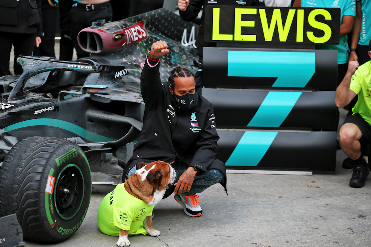 GP TURCHIA, Gara winner e World Champion Lewis Hamilton (GBR) Mercedes AMG F1 celebrates with the team.
15.11.2020. Formula 1 World Championship, Rd 14, Turkish Grand Prix, Istanbul, Turkey, Gara Day.
- www.xpbimages.com, EMail: requests@xpbimages.com © Copyright: Batchelor / XPB Images