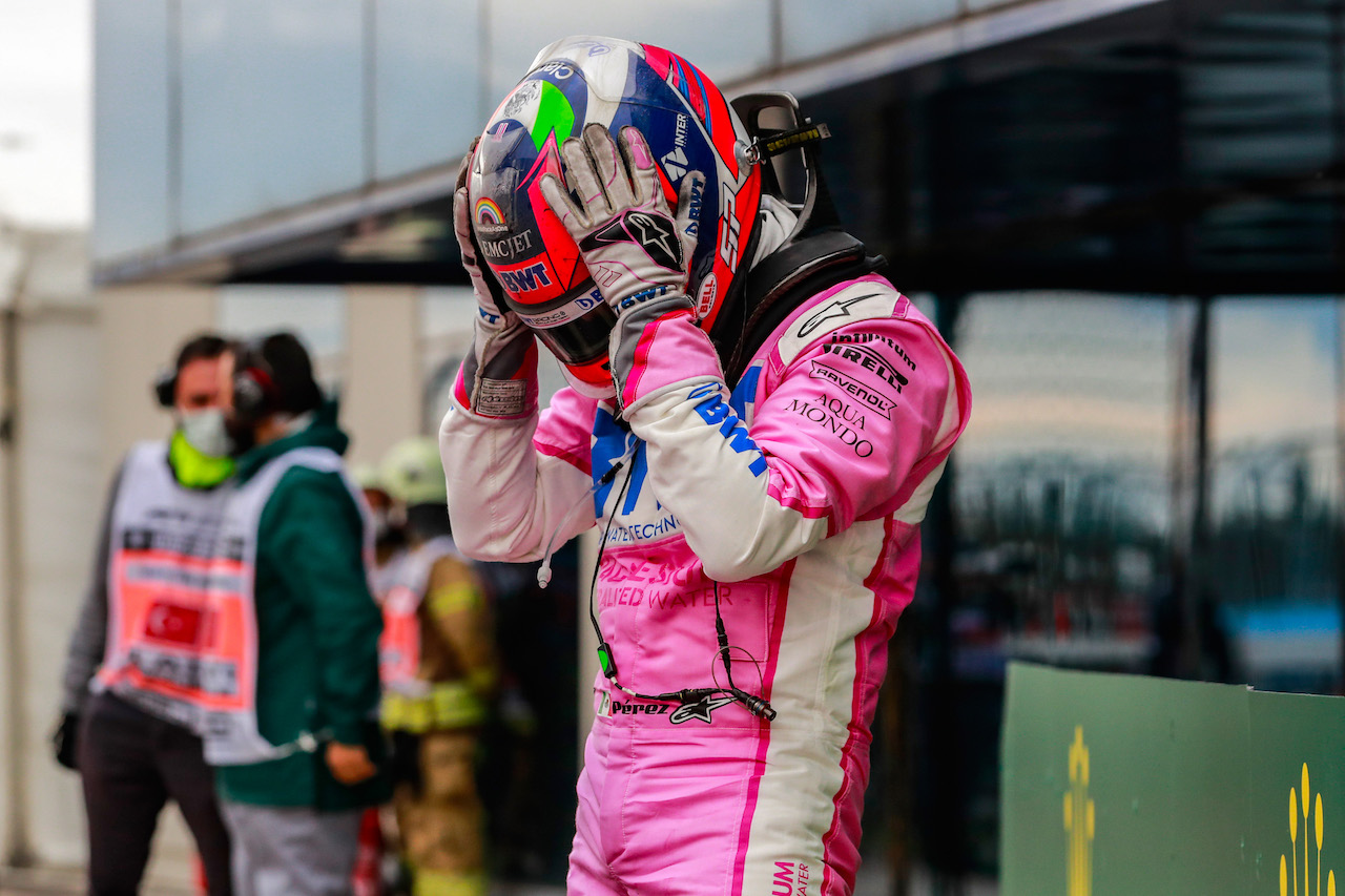 GP TURCHIA, Sergio Perez (MEX) Racing Point F1 Team celebrates his second position in parc ferme.
15.11.2020. Formula 1 World Championship, Rd 14, Turkish Grand Prix, Istanbul, Turkey, Gara Day.
- www.xpbimages.com, EMail: requests@xpbimages.com © Copyright: FIA Pool Image for Editorial Use Only