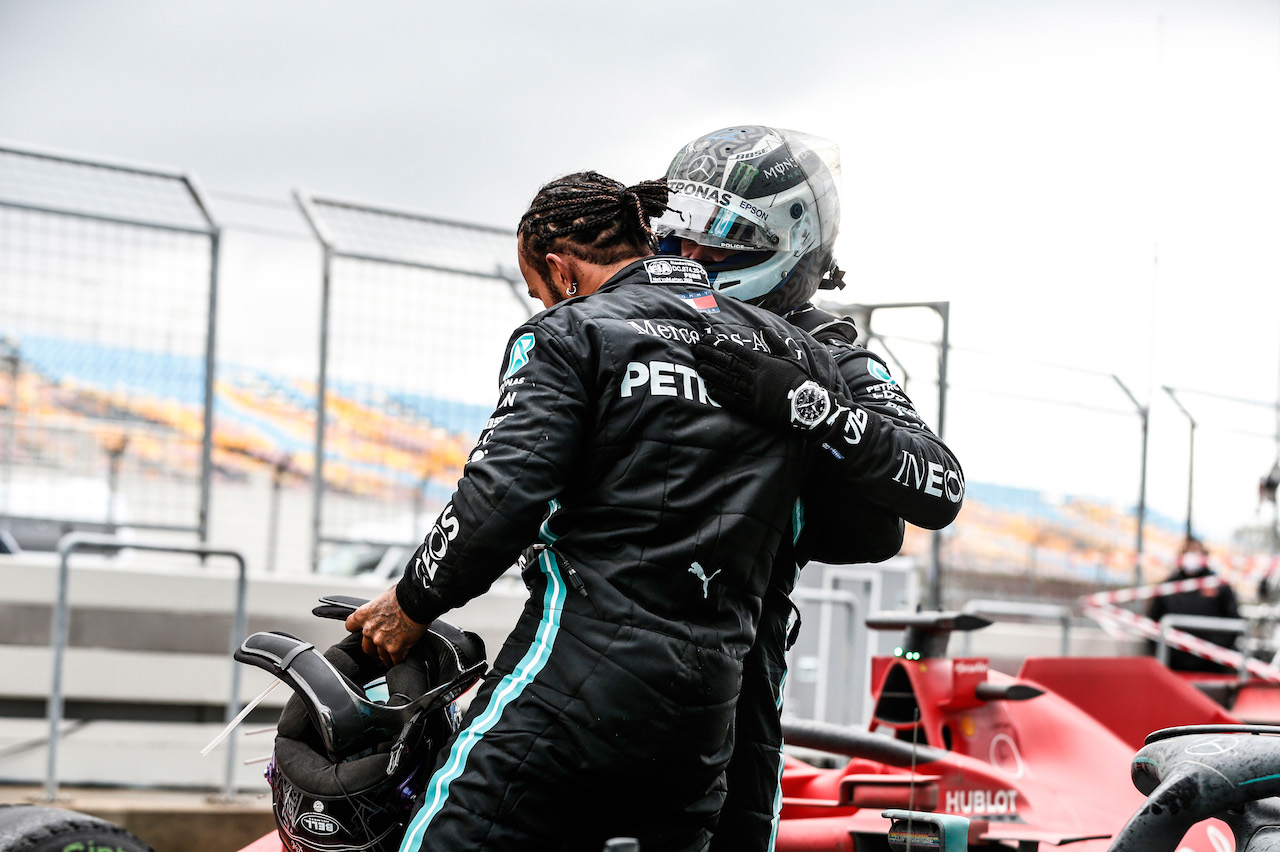 GP TURCHIA, Gara winner e World Champion Lewis Hamilton (GBR) Mercedes AMG F1 celebrates in parc ferme with team mate Valtteri Bottas (FIN) Mercedes AMG F1.
15.11.2020. Formula 1 World Championship, Rd 14, Turkish Grand Prix, Istanbul, Turkey, Gara Day.
- www.xpbimages.com, EMail: requests@xpbimages.com © Copyright: FIA Pool Image for Editorial Use Only