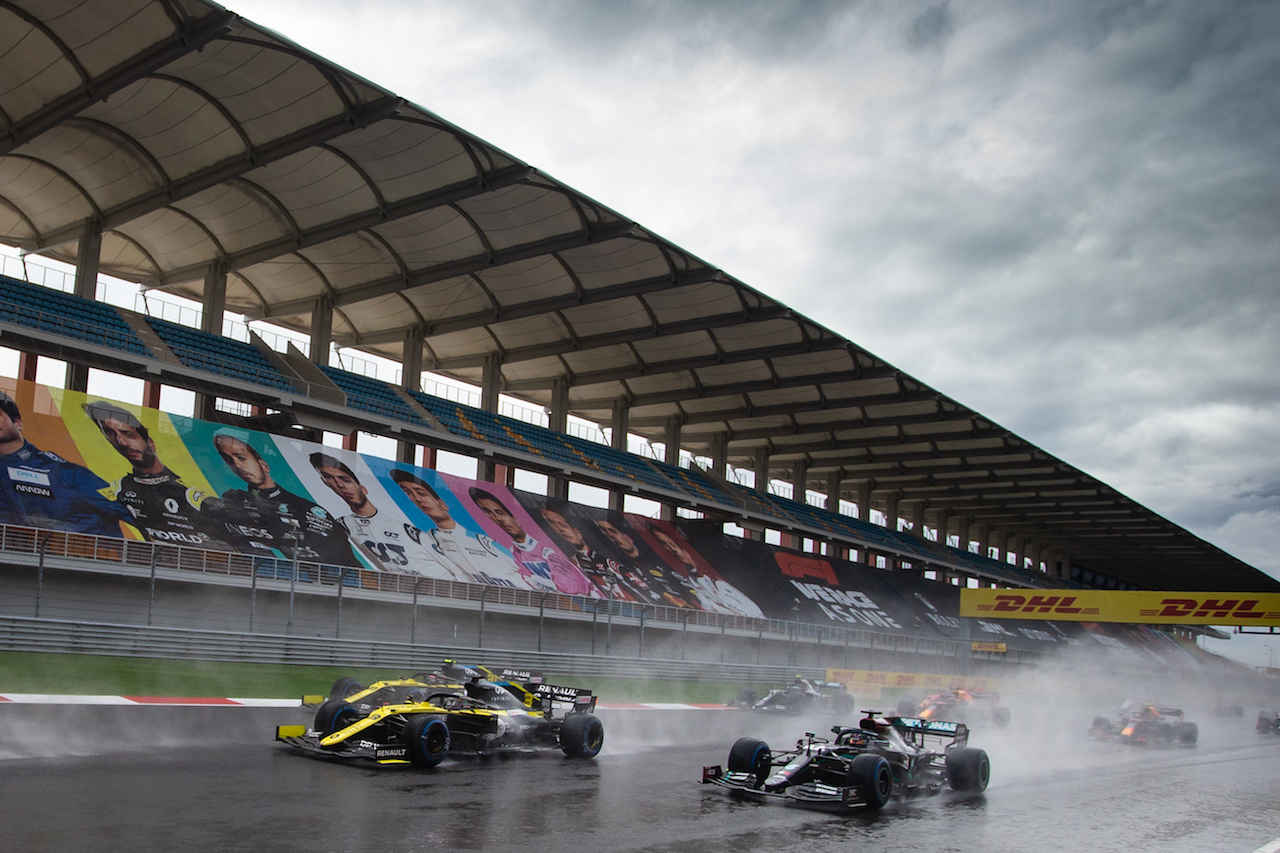 GP TURCHIA, Daniel Ricciardo (AUS) Renault F1 Team RS20, Esteban Ocon (FRA) Renault F1 Team RS20 e Lewis Hamilton (GBR) Mercedes AMG F1 W11 at the partenza of the race.
15.11.2020. Formula 1 World Championship, Rd 14, Turkish Grand Prix, Istanbul, Turkey, Gara Day.
- www.xpbimages.com, EMail: requests@xpbimages.com © Copyright: Bearne / XPB Images