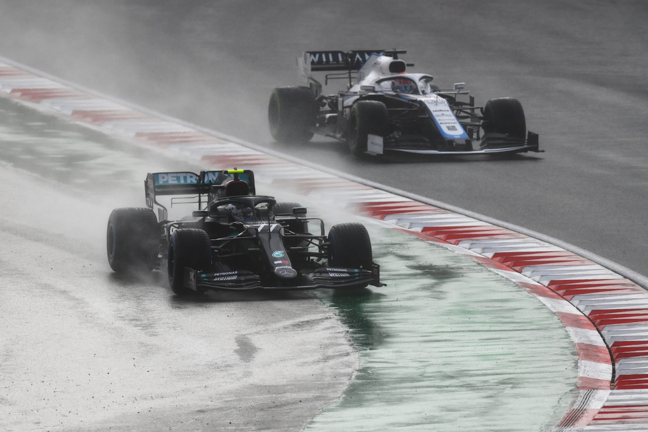 GP TURCHIA, Valtteri Bottas (FIN) Mercedes AMG F1 W11 runs wide.
15.11.2020. Formula 1 World Championship, Rd 14, Turkish Grand Prix, Istanbul, Turkey, Gara Day.
- www.xpbimages.com, EMail: requests@xpbimages.com © Copyright: FIA Pool Image for Editorial Use Only