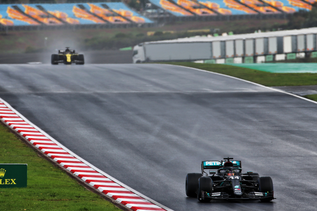 GP TURCHIA, Lewis Hamilton (GBR) Mercedes AMG F1 W11.
15.11.2020. Formula 1 World Championship, Rd 14, Turkish Grand Prix, Istanbul, Turkey, Gara Day.
- www.xpbimages.com, EMail: requests@xpbimages.com © Copyright: Batchelor / XPB Images