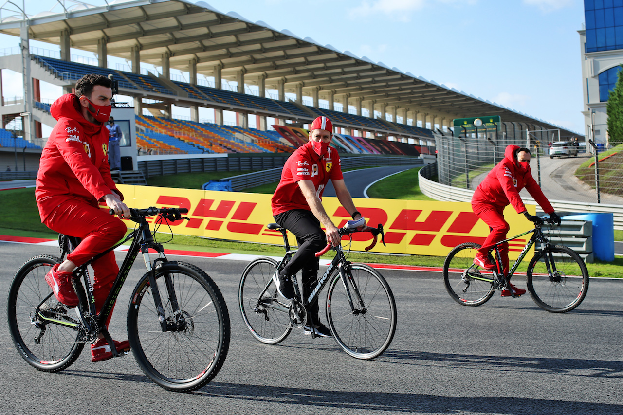 GP TURCHIA, Sebastian Vettel (GER) Ferrari rides the circuit with the team.
12.11.2020. Formula 1 World Championship, Rd 14, Turkish Grand Prix, Istanbul, Turkey, Preparation Day.
- www.xpbimages.com, EMail: requests@xpbimages.com © Copyright: Batchelor / XPB Images