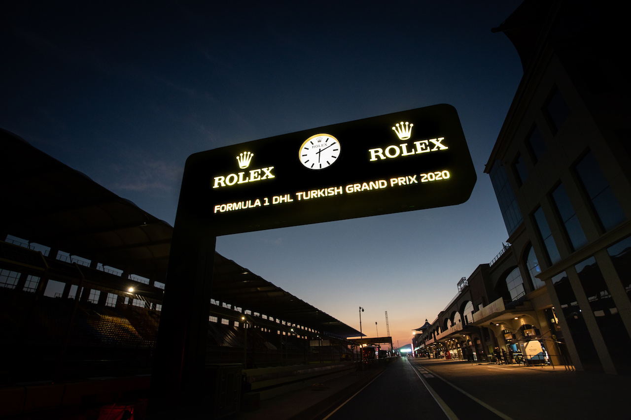 GP TURCHIA, Circuit Atmosfera - Rolex clock in the pits at night.
12.11.2020. Formula 1 World Championship, Rd 14, Turkish Grand Prix, Istanbul, Turkey, Preparation Day.
- www.xpbimages.com, EMail: requests@xpbimages.com © Copyright: Bearne / XPB Images