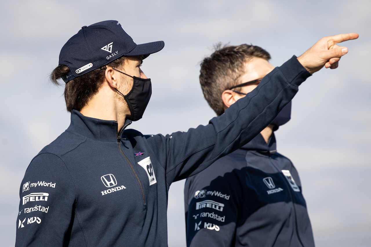 GP TURCHIA, Pierre Gasly (FRA) AlphaTauri walks the circuit with the team.
12.11.2020. Formula 1 World Championship, Rd 14, Turkish Grand Prix, Istanbul, Turkey, Preparation Day.
- www.xpbimages.com, EMail: requests@xpbimages.com © Copyright: Bearne / XPB Images