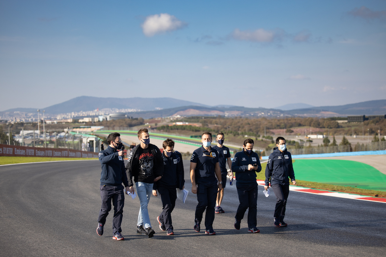 GP TURCHIA, Daniil Kvyat (RUS) AlphaTauri walks the circuit with the team.
12.11.2020. Formula 1 World Championship, Rd 14, Turkish Grand Prix, Istanbul, Turkey, Preparation Day.
- www.xpbimages.com, EMail: requests@xpbimages.com © Copyright: Bearne / XPB Images