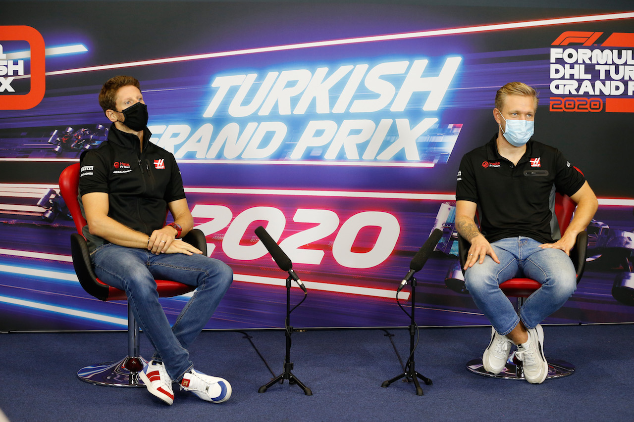 GP TURCHIA, (L to R): Romain Grosjean (FRA) Haas F1 Team e team mate Kevin Magnussen (DEN) Haas F1 Team in the FIA Press Conference.
12.11.2020. Formula 1 World Championship, Rd 14, Turkish Grand Prix, Istanbul, Turkey, Preparation Day.
- www.xpbimages.com, EMail: requests@xpbimages.com © Copyright: FIA Pool Image for Editorial Use Only