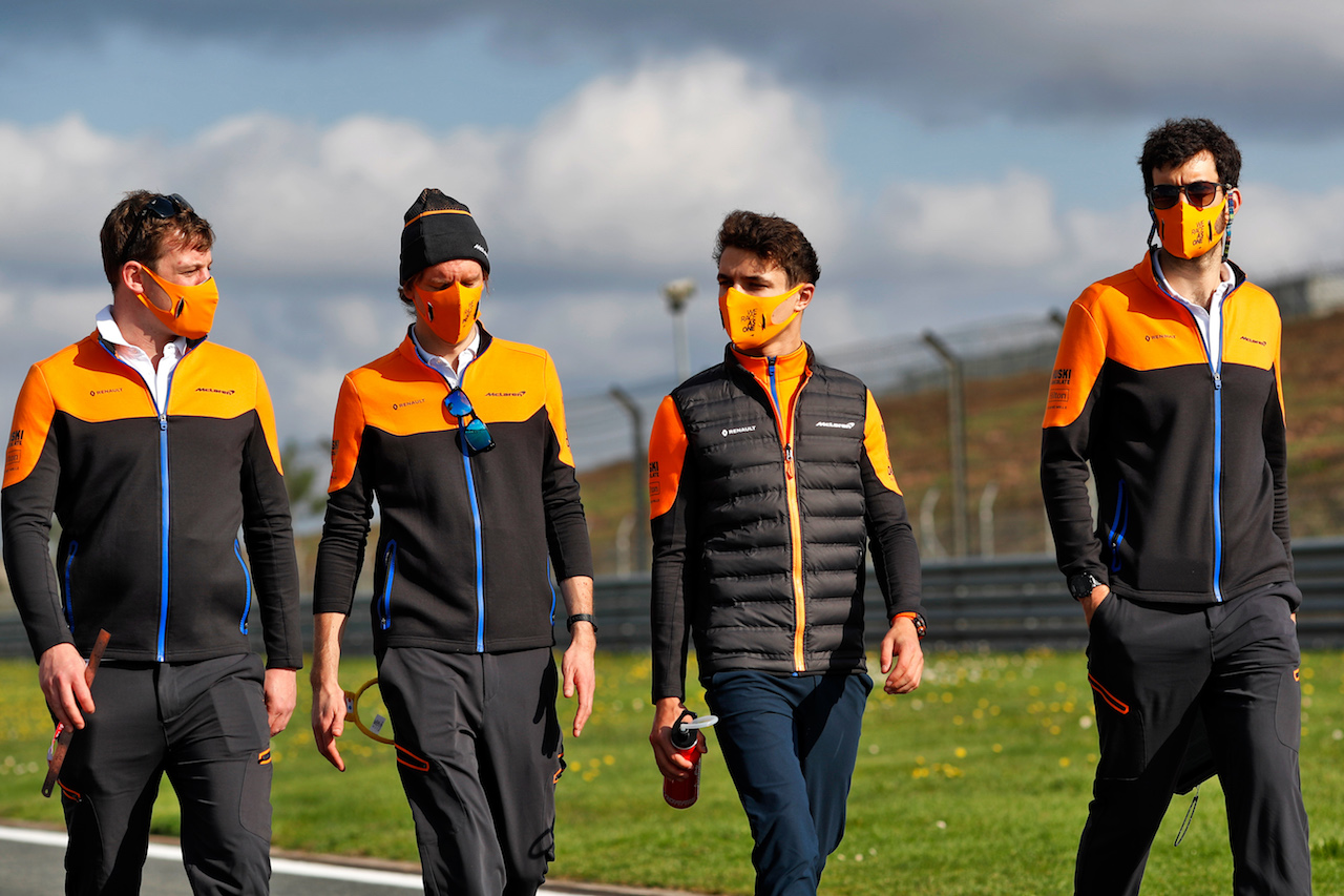 GP TURCHIA, Lando Norris (GBR) McLaren walks the circuit with the team.
12.11.2020. Formula 1 World Championship, Rd 14, Turkish Grand Prix, Istanbul, Turkey, Preparation Day.
- www.xpbimages.com, EMail: requests@xpbimages.com © Copyright: Staley / XPB Images
