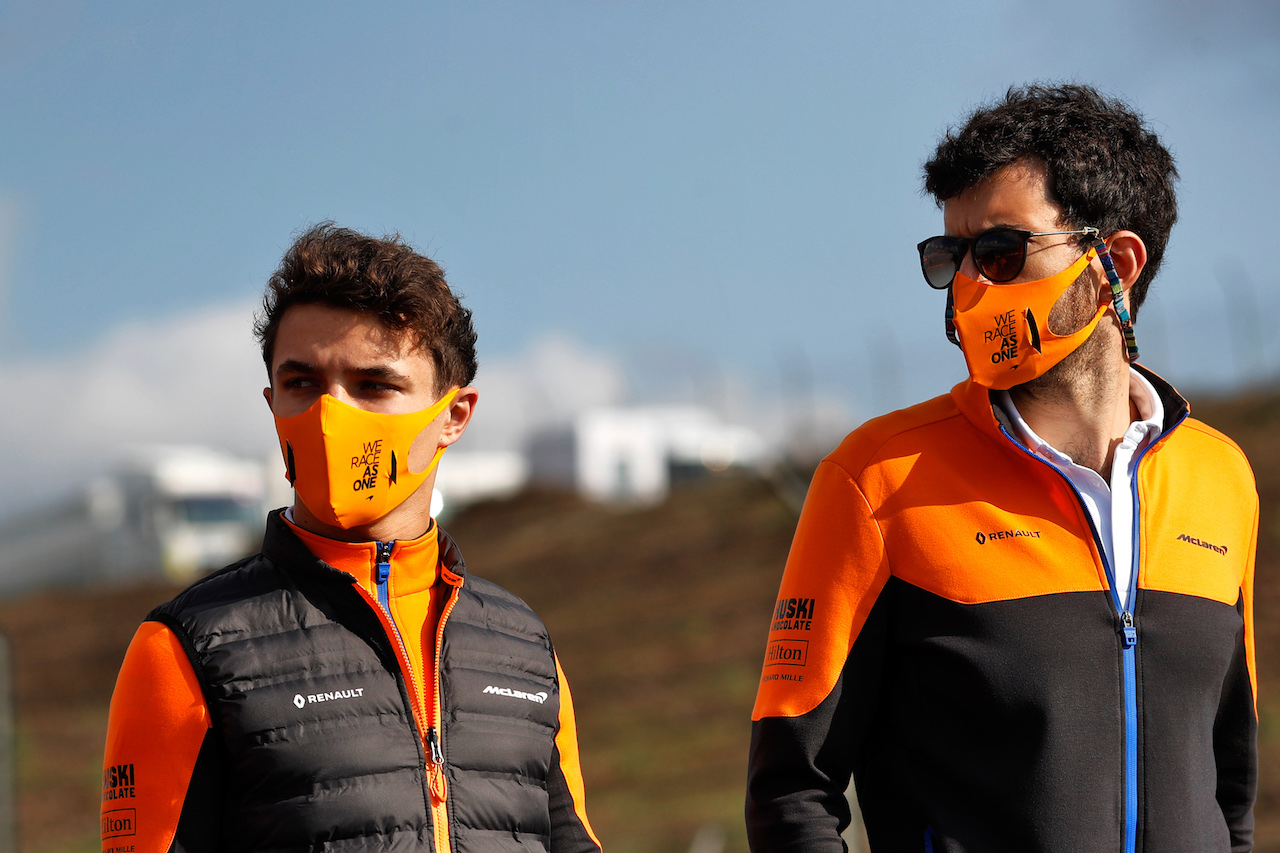 GP TURCHIA, Lando Norris (GBR) McLaren walks the circuit with the team.
12.11.2020. Formula 1 World Championship, Rd 14, Turkish Grand Prix, Istanbul, Turkey, Preparation Day.
- www.xpbimages.com, EMail: requests@xpbimages.com © Copyright: Staley / XPB Images