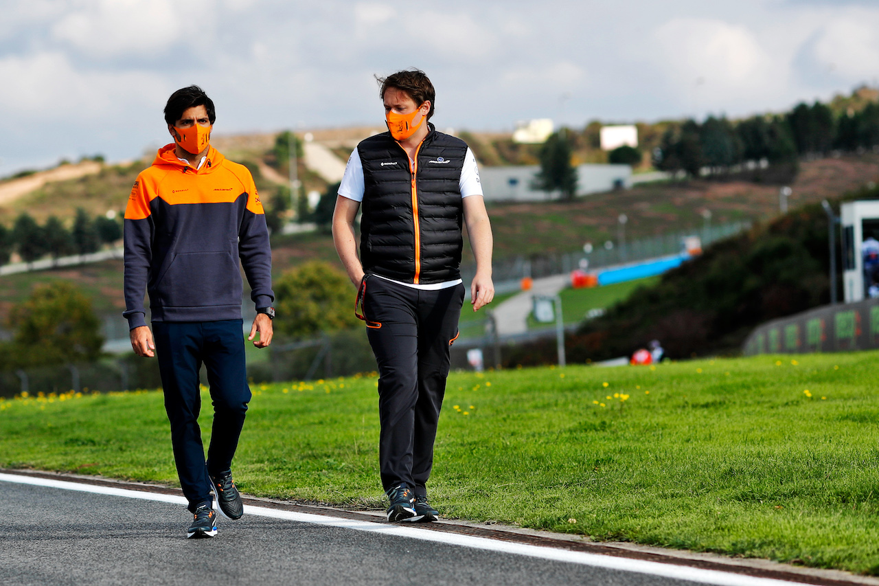 GP TURCHIA, Carlos Sainz Jr (ESP) McLaren walks the circuit with the team.
12.11.2020. Formula 1 World Championship, Rd 14, Turkish Grand Prix, Istanbul, Turkey, Preparation Day.
- www.xpbimages.com, EMail: requests@xpbimages.com © Copyright: Staley / XPB Images
