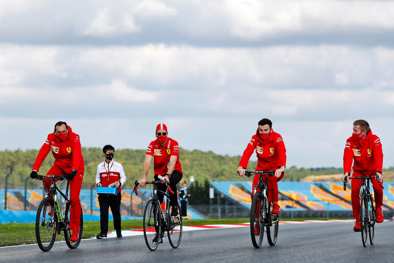 GP TURCHIA, Sebastian Vettel (GER) Ferrari rides the circuit with the team.
12.11.2020. Formula 1 World Championship, Rd 14, Turkish Grand Prix, Istanbul, Turkey, Preparation Day.
- www.xpbimages.com, EMail: requests@xpbimages.com © Copyright: Staley / XPB Images