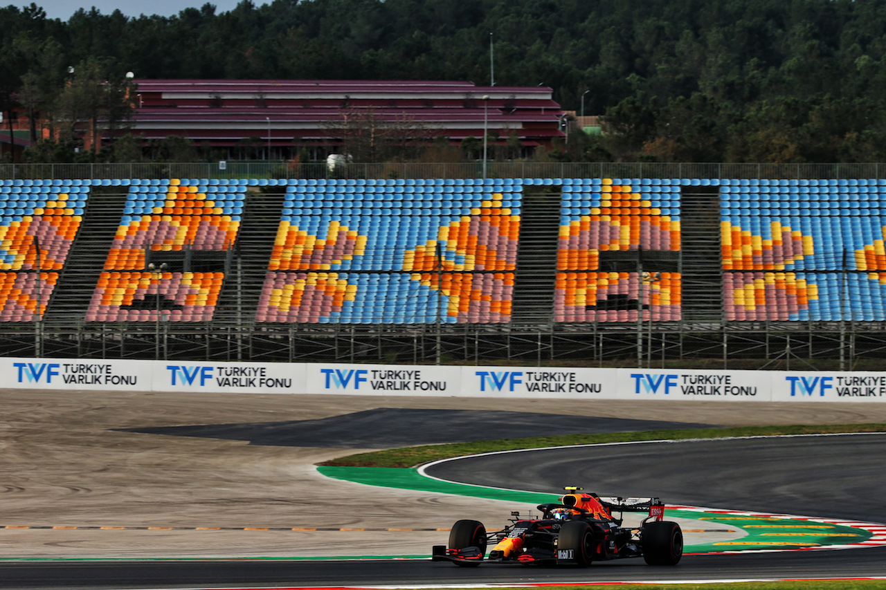 GP TURCHIA, Alexander Albon (THA) Red Bull Racing RB16.
13.11.2020 Formula 1 World Championship, Rd 14, Turkish Grand Prix, Istanbul, Turkey, Practice Day.
- www.xpbimages.com, EMail: requests@xpbimages.com © Copyright: Batchelor / XPB Images