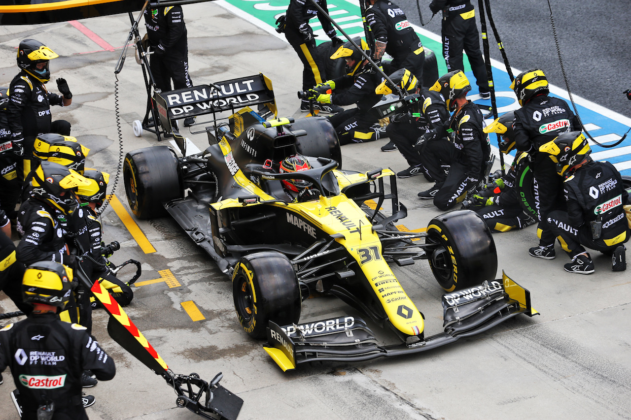 GP UNGHERIA, Esteban Ocon (FRA) Renault F1 Team RS20 makes a pit stop.
19.07.2020. Formula 1 World Championship, Rd 3, Hungarian Grand Prix, Budapest, Hungary, Gara Day.
- www.xpbimages.com, EMail: requests@xpbimages.com © Copyright: Moy / XPB Images