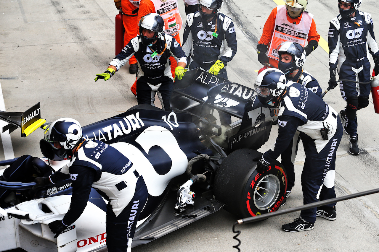 GP UNGHERIA, Pierre Gasly (FRA) AlphaTauri AT01 retired from the race in the pits.
19.07.2020. Formula 1 World Championship, Rd 3, Hungarian Grand Prix, Budapest, Hungary, Gara Day.
- www.xpbimages.com, EMail: requests@xpbimages.com © Copyright: Moy / XPB Images