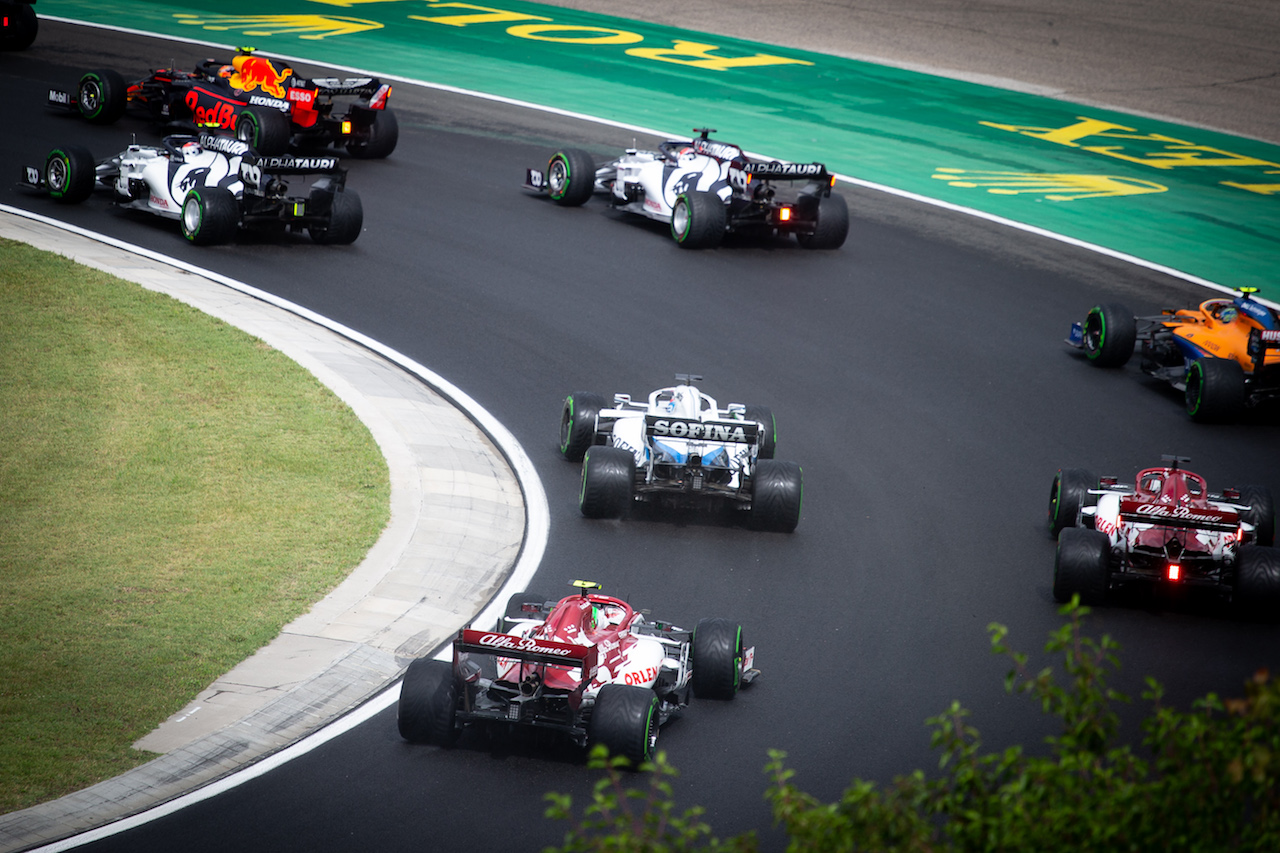 GP UNGHERIA, Antonio Giovinazzi (ITA) Alfa Romeo Racing C39 follows George Russell (GBR) Williams Racing FW43 at the partenza of the race.
19.07.2020. Formula 1 World Championship, Rd 3, Hungarian Grand Prix, Budapest, Hungary, Gara Day.
- www.xpbimages.com, EMail: requests@xpbimages.com © Copyright: Bearne / XPB Images
