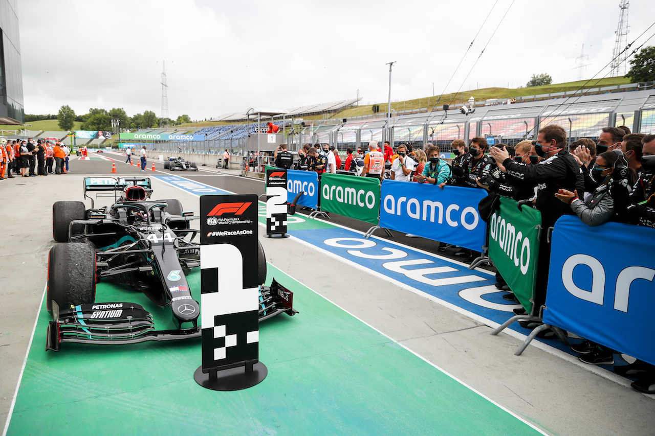 GP UNGHERIA, Gara winner Lewis Hamilton (GBR) Mercedes AMG F1 W11 in parc ferme.
19.07.2020. Formula 1 World Championship, Rd 3, Hungarian Grand Prix, Budapest, Hungary, Gara Day.
- www.xpbimages.com, EMail: requests@xpbimages.com - copy of publication required for printed pictures. Every used picture is fee-liable. © Copyright: FIA Pool Image for Editorial Use Only