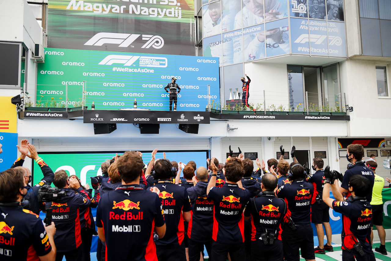 GP UNGHERIA, (L to R): Valtteri Bottas (FIN) Mercedes AMG F1 e Max Verstappen (NLD) Red Bull Racing (Right), who celebrates his second position on the podium in front of his team.
19.07.2020. Formula 1 World Championship, Rd 3, Hungarian Grand Prix, Budapest, Hungary, Gara Day.
- www.xpbimages.com, EMail: requests@xpbimages.com - copy of publication required for printed pictures. Every used picture is fee-liable. © Copyright: FIA Pool Image for Editorial Use Only