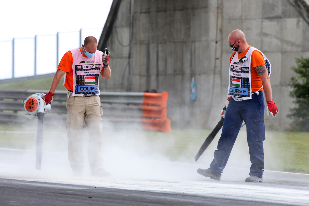 GP UNGHERIA, An oil spill is dealt with by marshals during the stopped F3 race.
18.07.2020. Formula 1 World Championship, Rd 3, Hungarian Grand Prix, Budapest, Hungary, Qualifiche Day.
- www.xpbimages.com, EMail: requests@xpbimages.com © Copyright: Charniaux / XPB Images