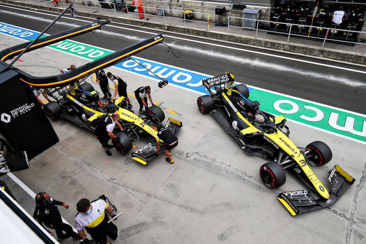 GP UNGHERIA, Esteban Ocon (FRA) Renault F1 Team RS20 e Daniel Ricciardo (AUS) Renault F1 Team RS20 in the pits.
18.07.2020. Formula 1 World Championship, Rd 3, Hungarian Grand Prix, Budapest, Hungary, Qualifiche Day.
- www.xpbimages.com, EMail: requests@xpbimages.com © Copyright: Moy / XPB Images