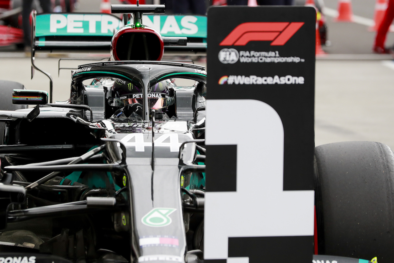 GP UNGHERIA, Pole sitter Lewis Hamilton (GBR) Mercedes AMG F1 W11 in qualifying parc ferme.
18.07.2020. Formula 1 World Championship, Rd 3, Hungarian Grand Prix, Budapest, Hungary, Qualifiche Day.
- www.xpbimages.com, EMail: requests@xpbimages.com - copy of publication required for printed pictures. Every used picture is fee-liable. © Copyright: FIA Pool Image for Editorial Use Only