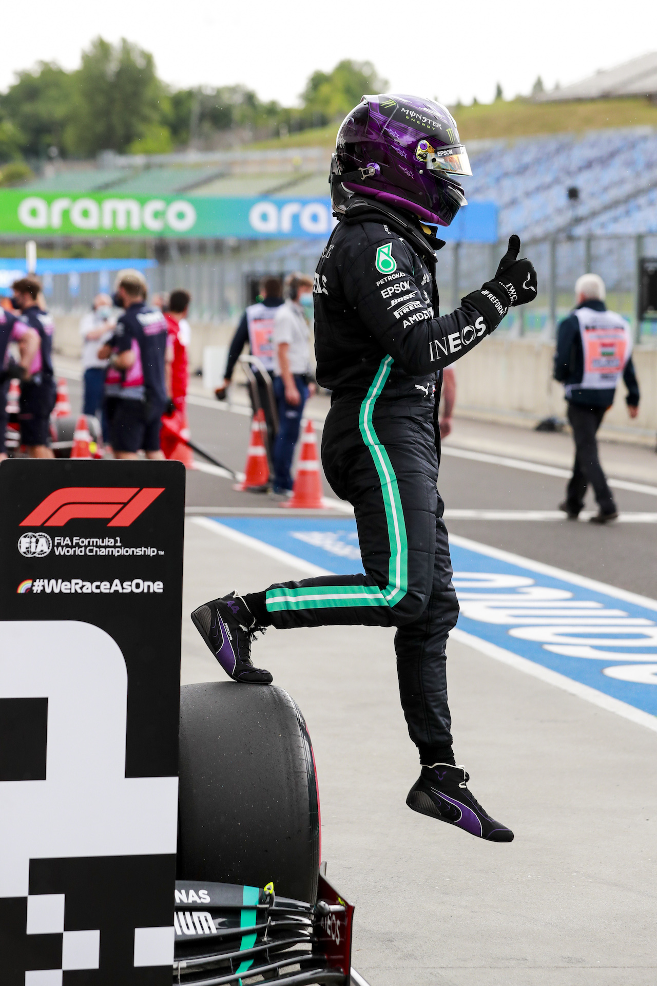 GP UNGHERIA, Lewis Hamilton (GBR) Mercedes AMG F1 celebrates his pole position in qualifying parc ferme.
18.07.2020. Formula 1 World Championship, Rd 3, Hungarian Grand Prix, Budapest, Hungary, Qualifiche Day.
- www.xpbimages.com, EMail: requests@xpbimages.com - copy of publication required for printed pictures. Every used picture is fee-liable. © Copyright: FIA Pool Image for Editorial Use Only