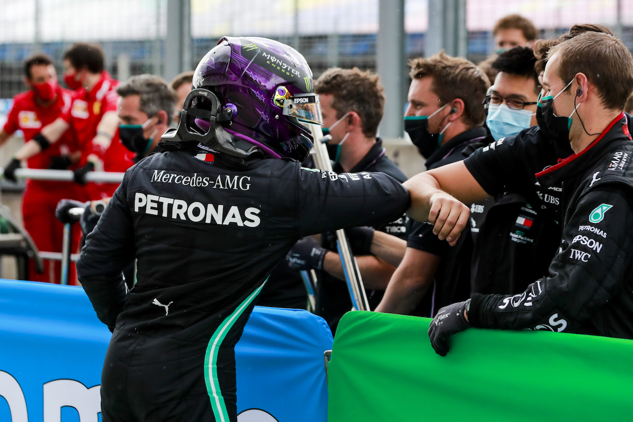 GP UNGHERIA, Lewis Hamilton (GBR) Mercedes AMG F1 celebrates his pole position in qualifying parc ferme.
18.07.2020. Formula 1 World Championship, Rd 3, Hungarian Grand Prix, Budapest, Hungary, Qualifiche Day.
- www.xpbimages.com, EMail: requests@xpbimages.com - copy of publication required for printed pictures. Every used picture is fee-liable. © Copyright: FIA Pool Image for Editorial Use Only
