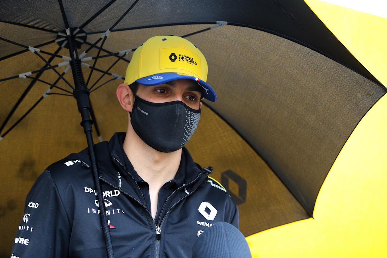 GP UNGHERIA, Esteban Ocon (FRA) Renault F1 Team with the media.
17.07.2020. Formula 1 World Championship, Rd 3, Hungarian Grand Prix, Budapest, Hungary, Practice Day.
- www.xpbimages.com, EMail: requests@xpbimages.com © Copyright: Moy / XPB Images