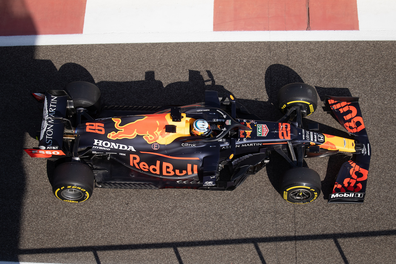 YOUNG DRIVER TEST ABU DHABI, Juri Vips (EST) Red Bull Racing RB16 Test Driver.
15.12.2020. Formula 1 Testing, Yas Marina Circuit, Abu Dhabi, Tuesday.
- www.xpbimages.com, EMail: requests@xpbimages.com © Copyright: Bearne / XPB Images