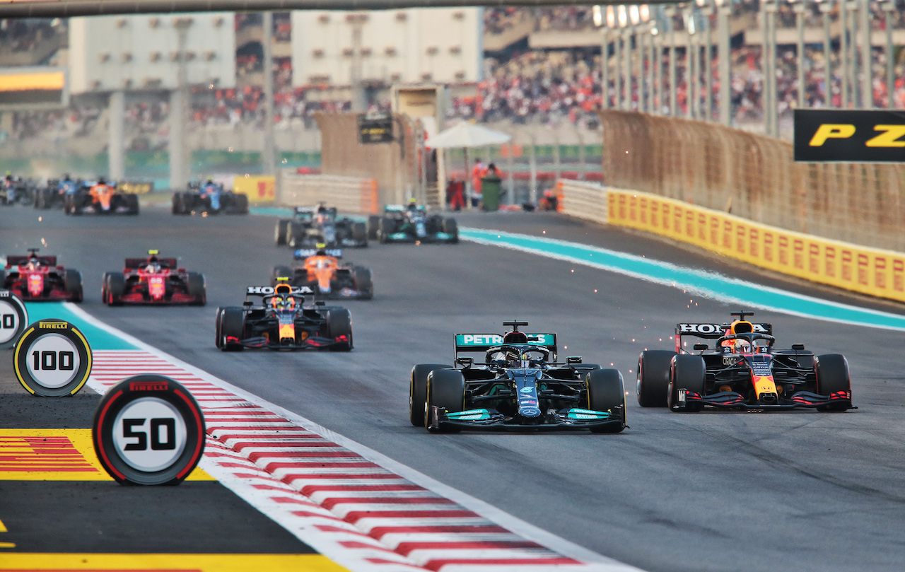 GP ABU DHABI, Lewis Hamilton (GBR) Mercedes AMG F1 W12 e Max Verstappen (NLD) Red Bull Racing RB16B battle for the lead at the partenza of the race.
12.12.2021. Formula 1 World Championship, Rd 22, Abu Dhabi Grand Prix, Yas Marina Circuit, Abu Dhabi, Gara Day.
- www.xpbimages.com, EMail: requests@xpbimages.com © Copyright: XPB Images