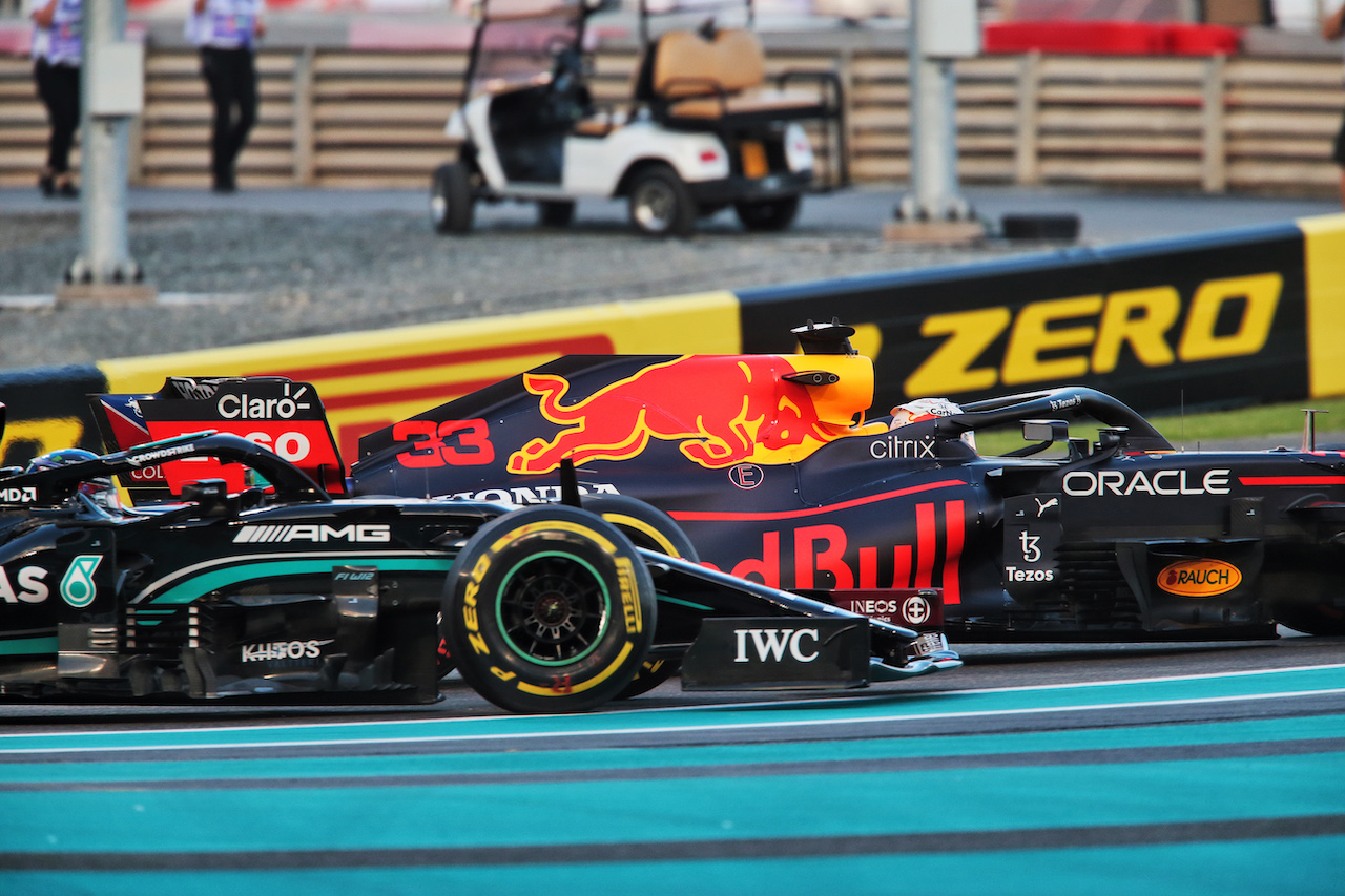 GP ABU DHABI, Lewis Hamilton (GBR) Mercedes AMG F1 W12 e Max Verstappen (NLD) Red Bull Racing RB16B battle for the lead at the partenza of the race.
12.12.2021. Formula 1 World Championship, Rd 22, Abu Dhabi Grand Prix, Yas Marina Circuit, Abu Dhabi, Gara Day.
- www.xpbimages.com, EMail: requests@xpbimages.com © Copyright: XPB Images