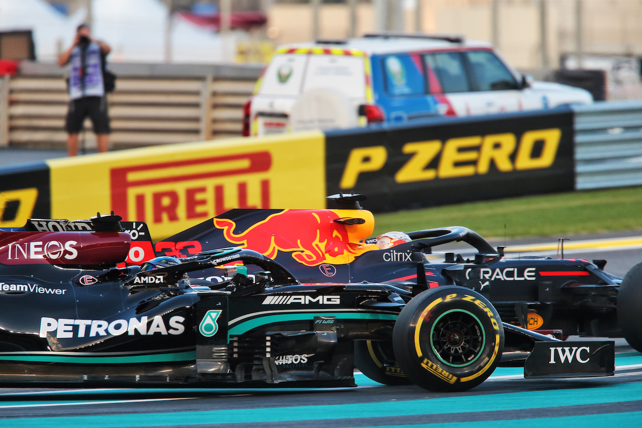 GP ABU DHABI, Lewis Hamilton (GBR) Mercedes AMG F1 W12 e Max Verstappen (NLD) Red Bull Racing RB16B battle for the lead at the partenza of the race.
12.12.2021. Formula 1 World Championship, Rd 22, Abu Dhabi Grand Prix, Yas Marina Circuit, Abu Dhabi, Gara Day.
- www.xpbimages.com, EMail: requests@xpbimages.com © Copyright: XPB Images
