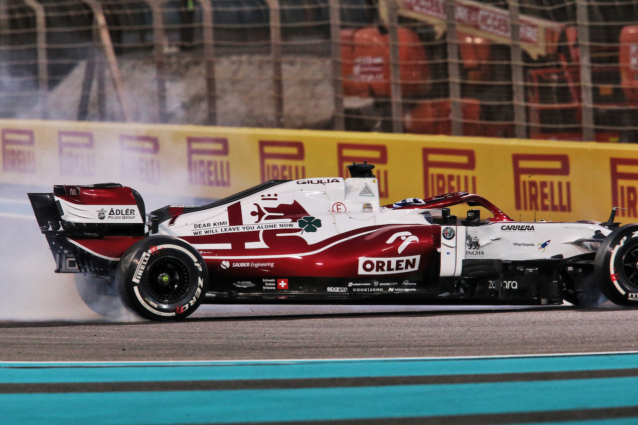 GP ABU DHABI, Kimi Raikkonen (FIN) Alfa Romeo Racing C41 goes off during the race.
12.12.2021. Formula 1 World Championship, Rd 22, Abu Dhabi Grand Prix, Yas Marina Circuit, Abu Dhabi, Gara Day.
- www.xpbimages.com, EMail: requests@xpbimages.com © Copyright: XPB Images