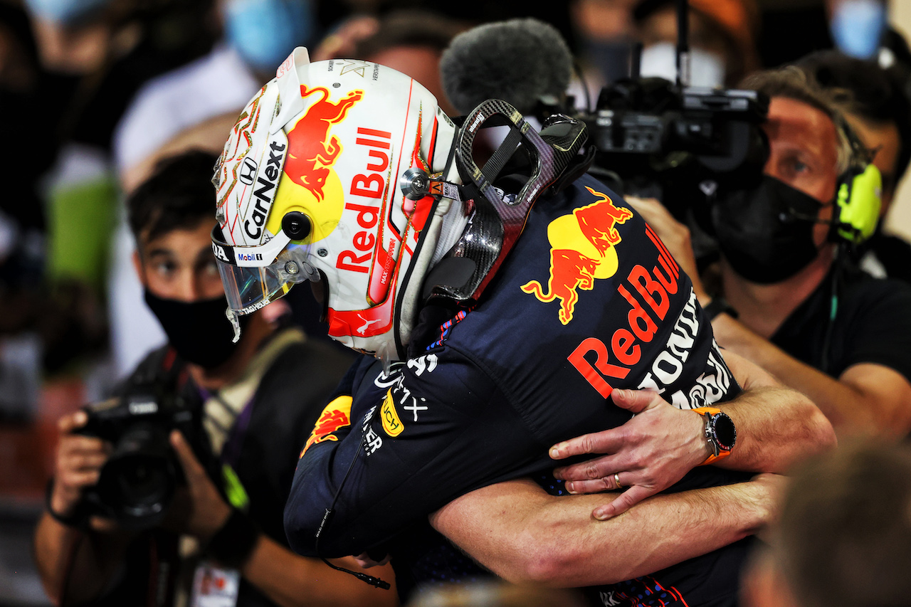 GP ABU DHABI, Gara winner e World Champion Max Verstappen (NLD) Red Bull Racing celebrates in parc ferme with Christian Horner (GBR) Red Bull Racing Team Principal.
12.12.2021. Formula 1 World Championship, Rd 22, Abu Dhabi Grand Prix, Yas Marina Circuit, Abu Dhabi, Gara Day.
- www.xpbimages.com, EMail: requests@xpbimages.com © Copyright: Moy / XPB Images