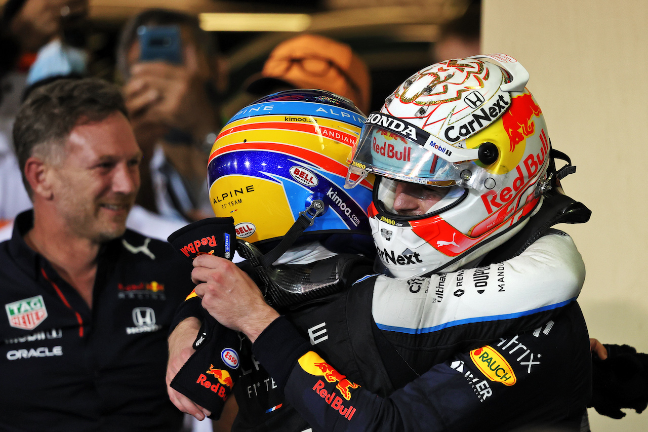 GP ABU DHABI, Gara winner e World Champion Max Verstappen (NLD) Red Bull Racing (Right) celebrates with Fernando Alonso (ESP) Alpine F1 Team in parc ferme.
12.12.2021. Formula 1 World Championship, Rd 22, Abu Dhabi Grand Prix, Yas Marina Circuit, Abu Dhabi, Gara Day.
- www.xpbimages.com, EMail: requests@xpbimages.com © Copyright: Moy / XPB Images