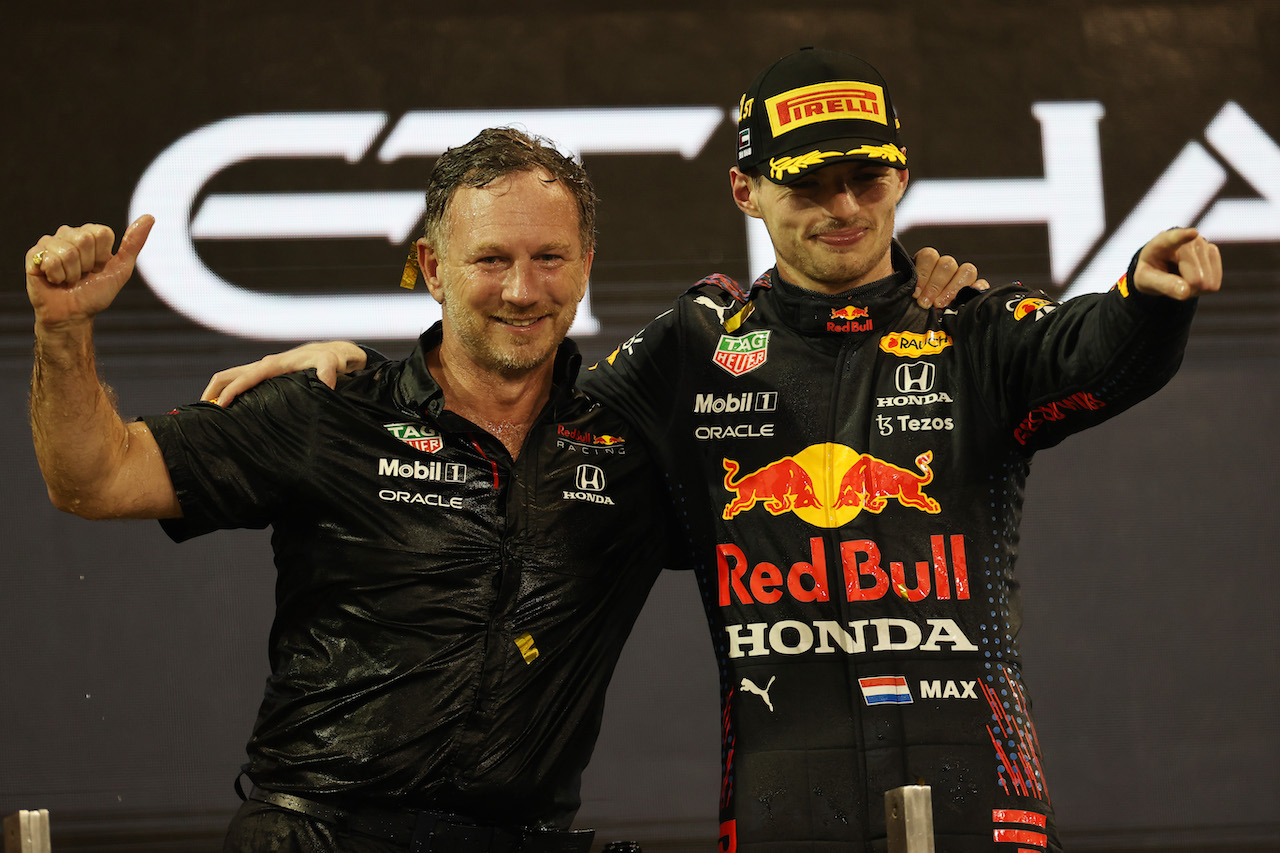 GP ABU DHABI, Christian Horner (GBR) Red Bull Racing Team Principal with 1st place e new World Champion, Max Verstappen (NLD) Red Bull Racing RB16B.
12.12.2021. Formula 1 World Championship, Rd 22, Abu Dhabi Grand Prix, Yas Marina Circuit, Abu Dhabi, Gara Day.
- www.xpbimages.com, EMail: requests@xpbimages.com ¬© Copyright: Batchelor / XPB Images