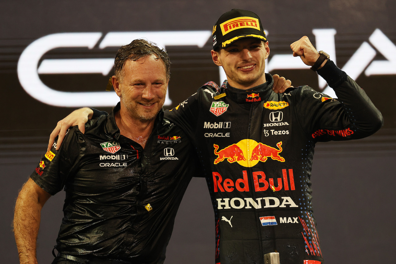 GP ABU DHABI, Christian Horner (GBR) Red Bull Racing Team Principal with 1st place e new World Champion, Max Verstappen (NLD) Red Bull Racing RB16B.
12.12.2021. Formula 1 World Championship, Rd 22, Abu Dhabi Grand Prix, Yas Marina Circuit, Abu Dhabi, Gara Day.
- www.xpbimages.com, EMail: requests@xpbimages.com © Copyright: Batchelor / XPB Images