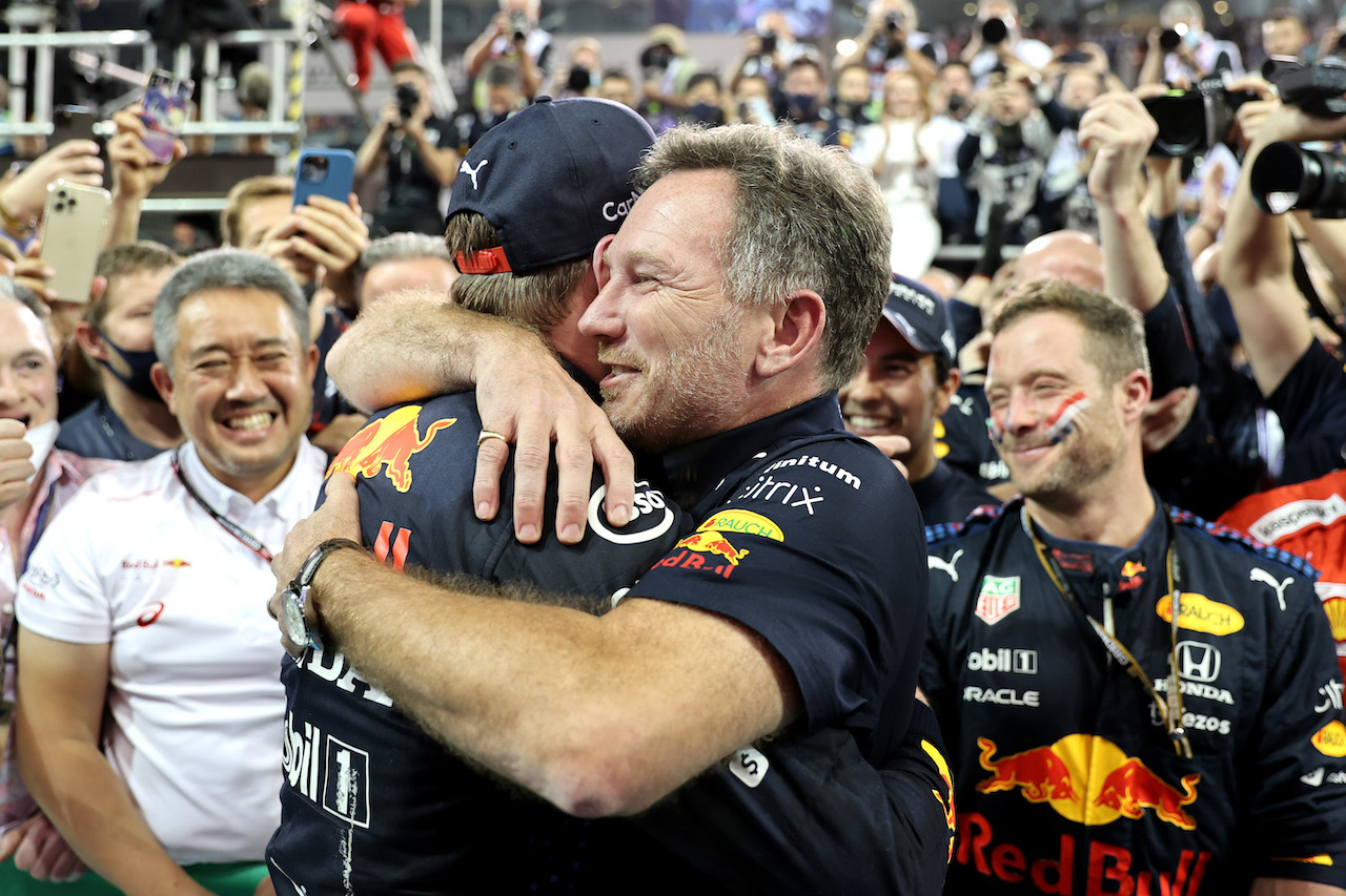 GP ABU DHABI, Christian Horner (GBR) Red Bull Racing Team Principal with 1st place e new World Champion, Max Verstappen (NLD) Red Bull Racing RB16B.
12.12.2021. Formula 1 World Championship, Rd 22, Abu Dhabi Grand Prix, Yas Marina Circuit, Abu Dhabi, Gara Day.
- www.xpbimages.com, EMail: requests@xpbimages.com ¬© Copyright: Batchelor / XPB Images